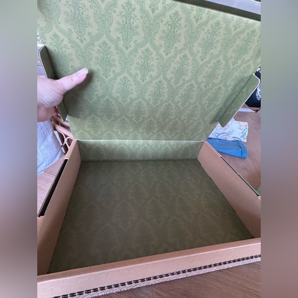 Gucci green shopping box 16”x12”x2.3” with gucci shipping box included. - Picture 8 of 8